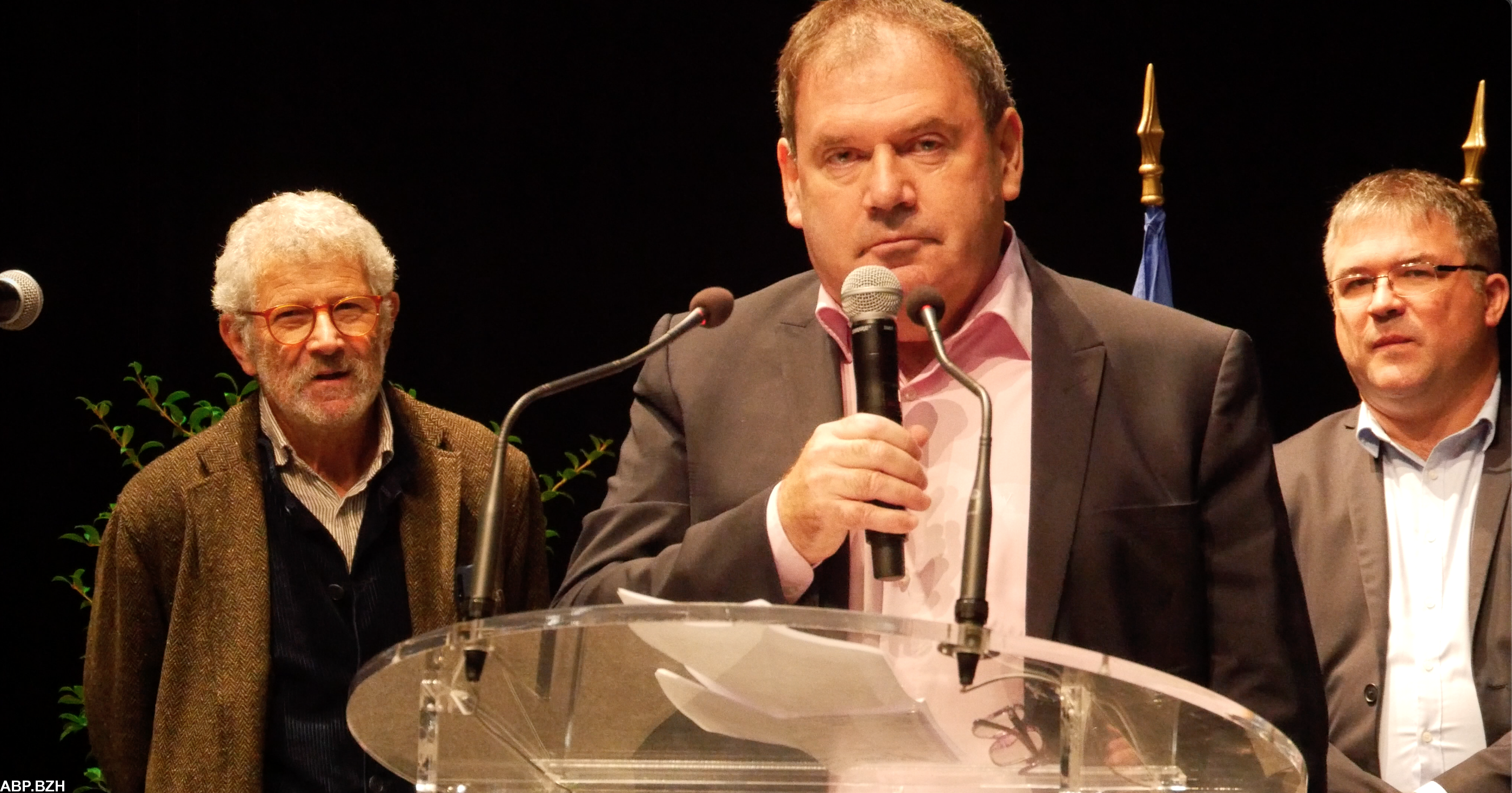 Le dessinateur Nono, le président d’honneur du festival, Christian Troadec, maire de Carhaix, Yann Pelliet, l’organisateur du festival du livre en Bretagne de Carhaix.