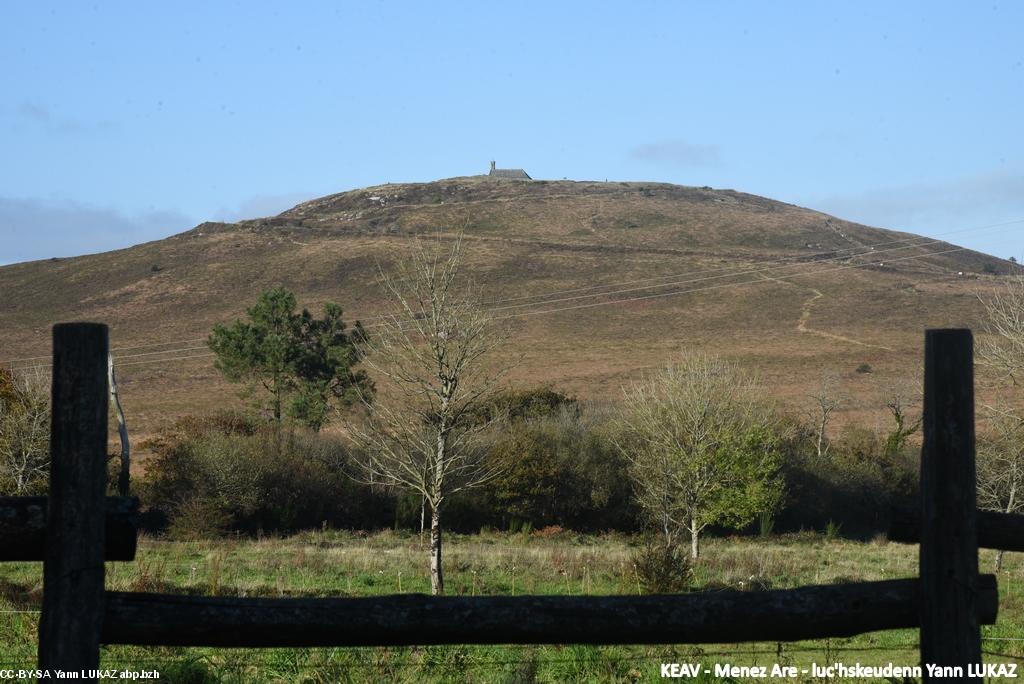 Le Mont Saint-Michel de Brasparts (383 m / 391m au clocher) / Menez-Mikêl vu du sud. Lec'hienn: www.troglogites.com/