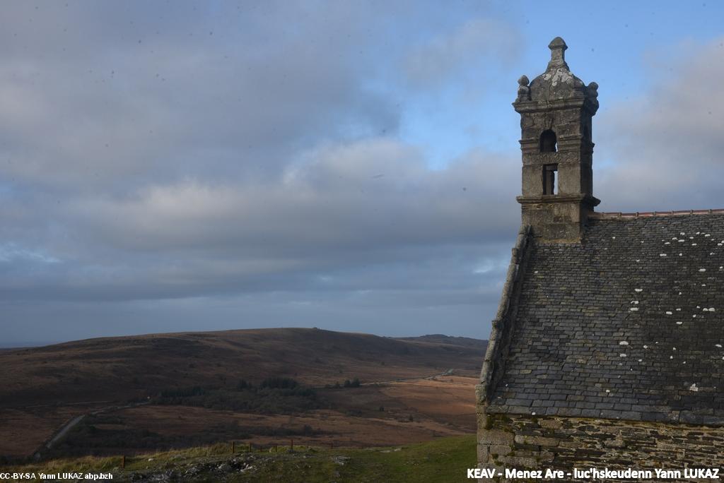 La chapelle, dédiée à Saint Michel archange, au sommet du Menez-Mikêl.