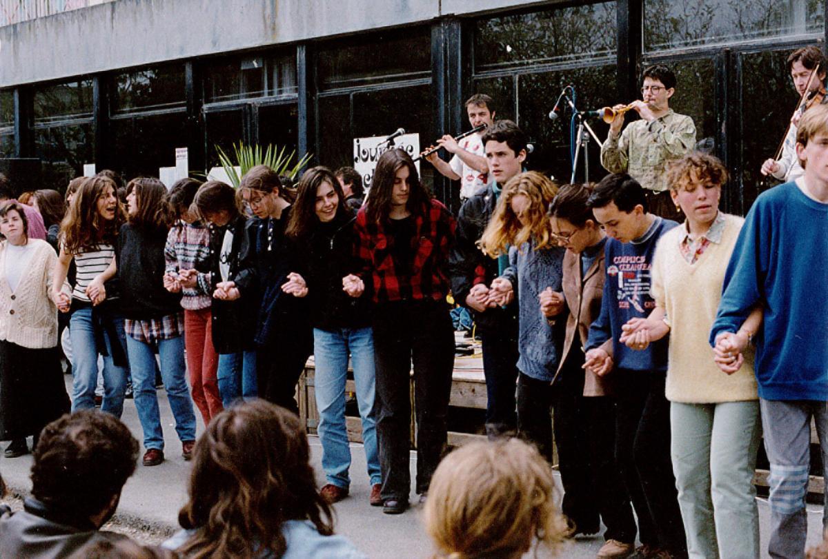 Le concours interlycées de musique traditionnelle, a lieu au niveau breton: créé dans les années 1990, il perdure plus d'un quart de siècles après. La dynamique industrielle va de pair avec la dynamique culturelle