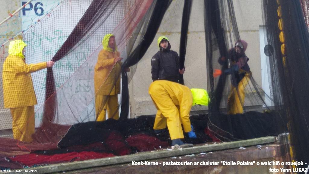 La pêche côtière fait de Concarneau un port en activité permanente. Equipage du chalutier 