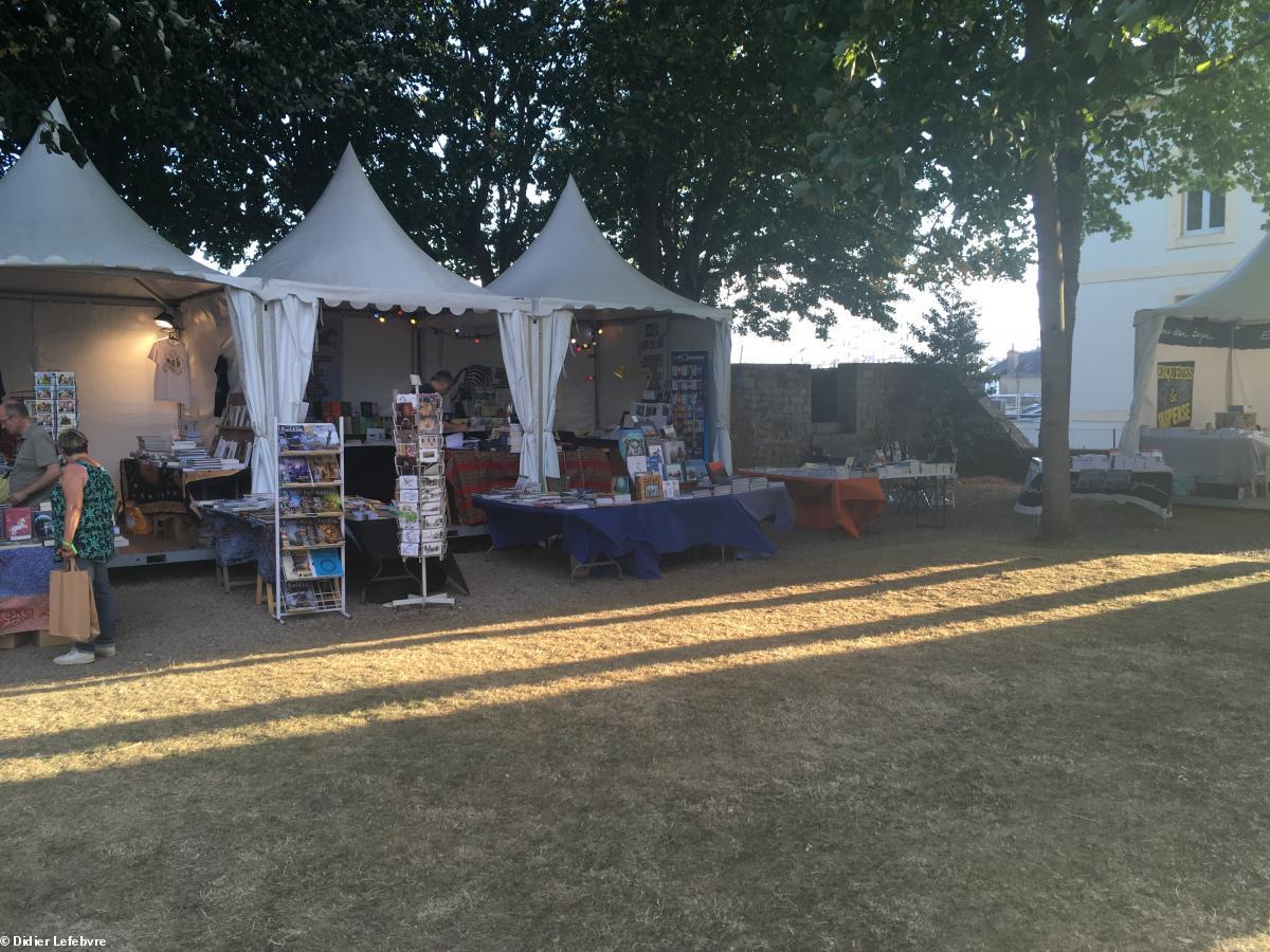 Déserté des festivaliers, l'ancien quai des livres