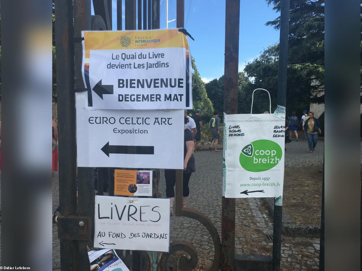 Les professionnels du livre présents obligés de bricoler un affichage