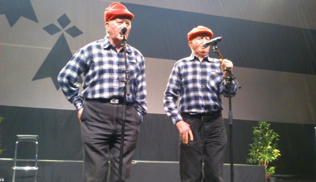 A Carhaix en 2012 : Un bonnet rouge sur la casquette (photo M. Cadiou, archives ABP)