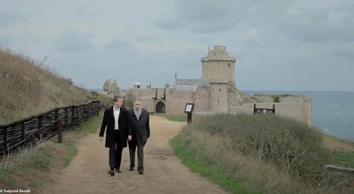 Mériadec de Goüyon-Matignon  et son petit fils Louis devant la château de Fort-la-Latte : ancienne possession des Goüyon-Matignon