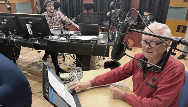 Bernez Rouz enregistre dans les studios de Dizale (photo Dizale)