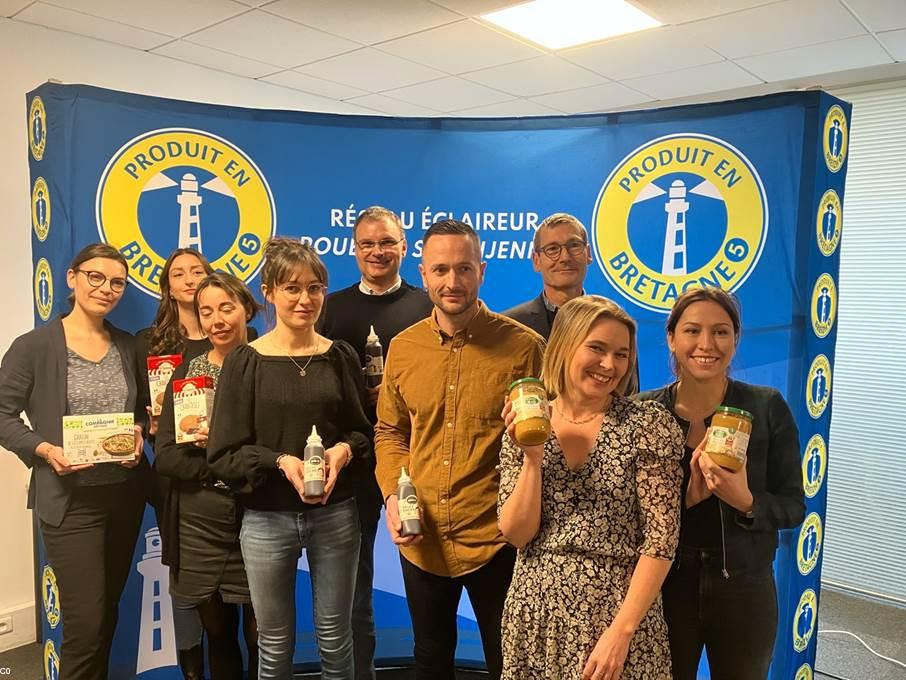 Les représentants des quatre entreprises lauréates, Sophie Le Roux de la Compagnie Artique, Enora Selo et Sonia Jadeau de La Trinitaine, Philippe Guennec et son équipe R&D / Marketing de Maison Brieuc, Malo Bouëssel du Bourg, directeur de Produit en Bretagne, et Gwénaëlle Auffret des Côteaux Nantais.