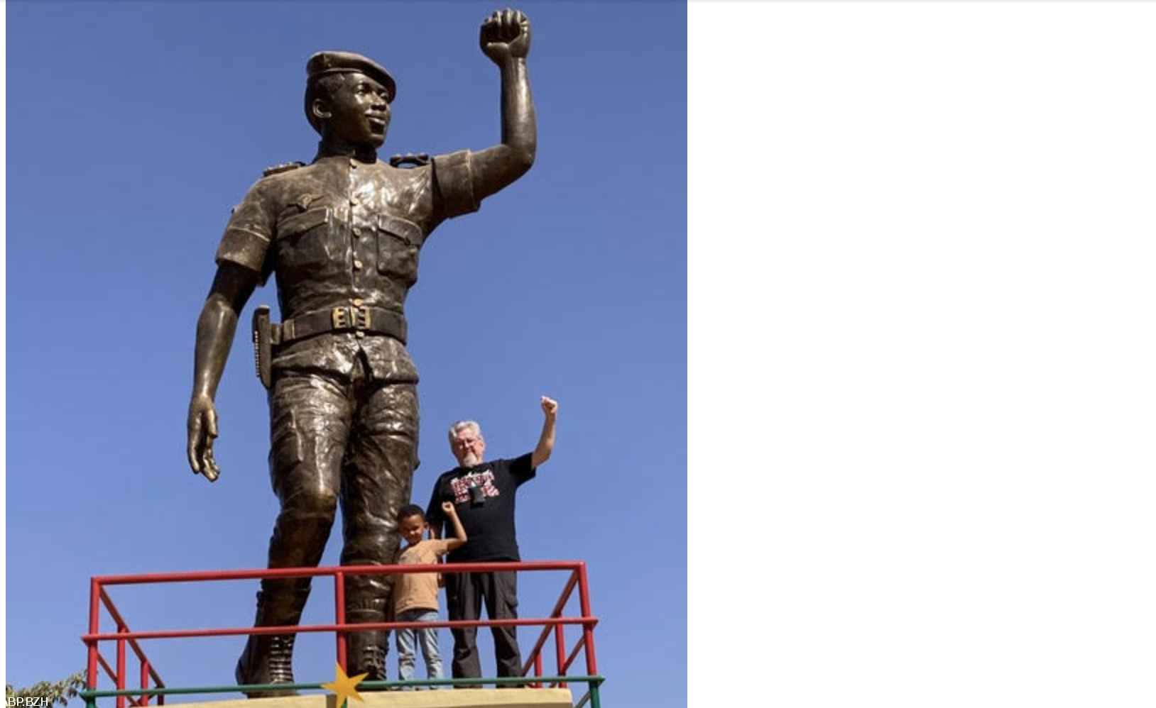 L'auteur lors de son dernier séjour au Burkina-Faso avec son petit-fils sous la statue de Thomas Sankara