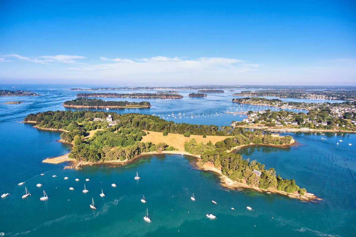 L'île Berder accessible à pied à marée basse (photo Golfe du Morbihan Vannes Tourisme)