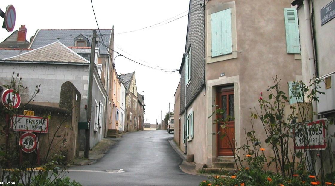 La rue de la Pierre de Bretagne où se trouvait la pierre de Bretagne qui marquait depuis l'antiquité une frontière tribale, mais devenue par la suite la limite du duché.   À gauche,  Le Fresne-sur-Loire , en Bretagne, à droite, Ingrandes (la frontière en gaulois) en Anjou. (photo wikipédia de Pymouss)