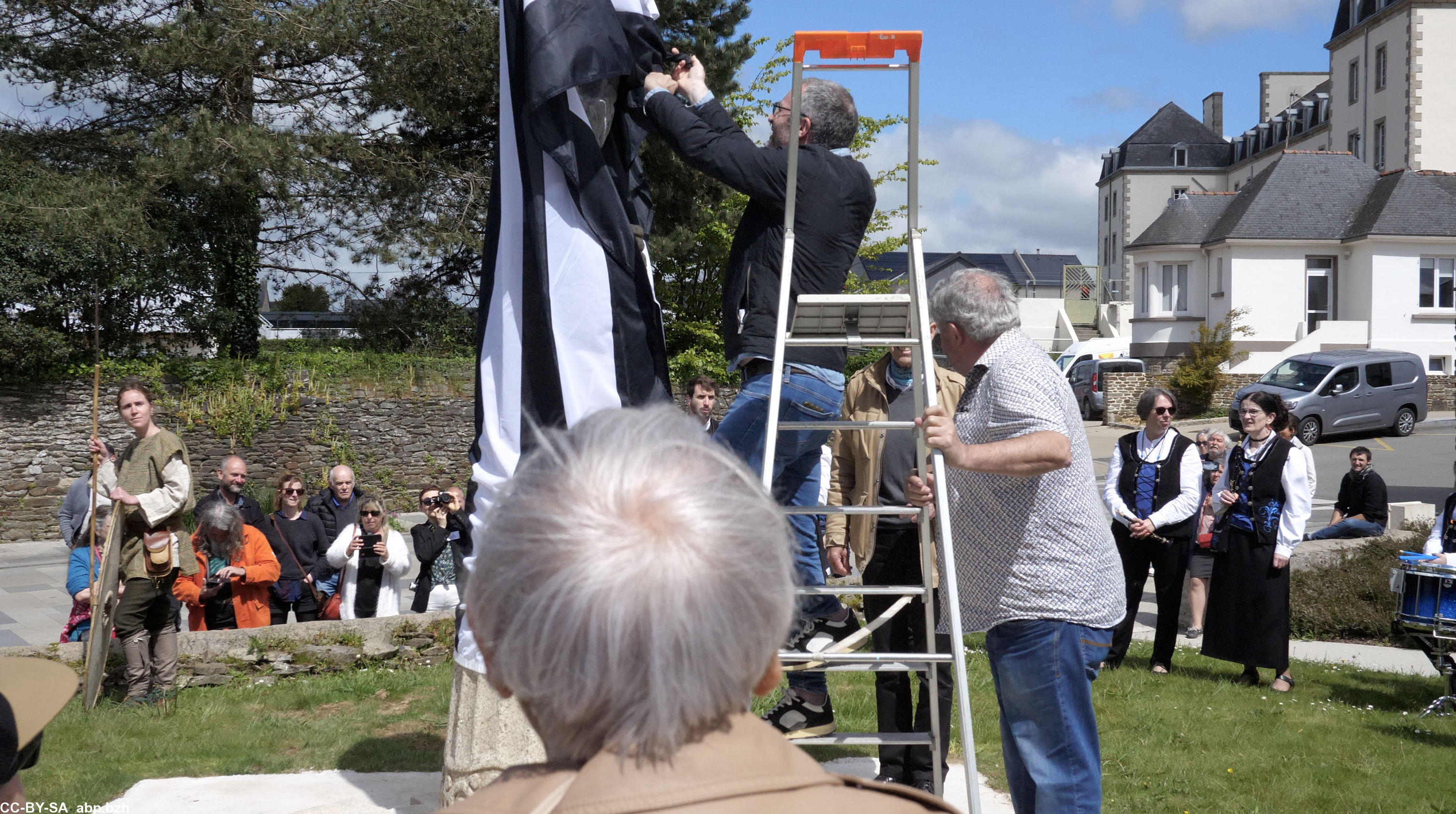 La stèle se dévoile.