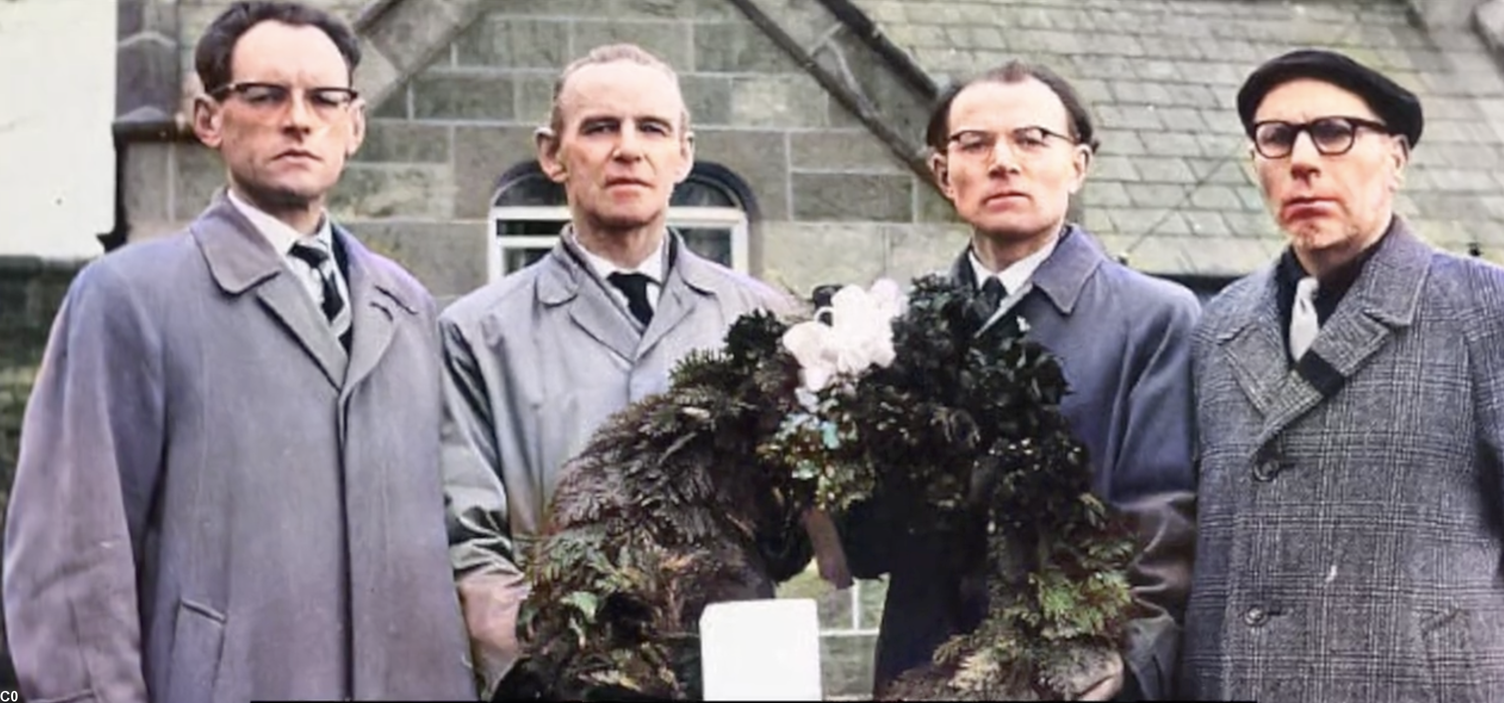 Les anciens de la Bezen Perrot  à Dublin lors des obsèques d'un des leurs. De gauche à droite : Louis Feutren, Neven Henaff (Célestin Lainé), Alan (en réalité : Pierre) Heussaff, le sculpteur Yann Goulet (pas du Bezen mais membre du PNB et fondateur des Bagadoù Stourm) . Photos archives Bezen Perrot)