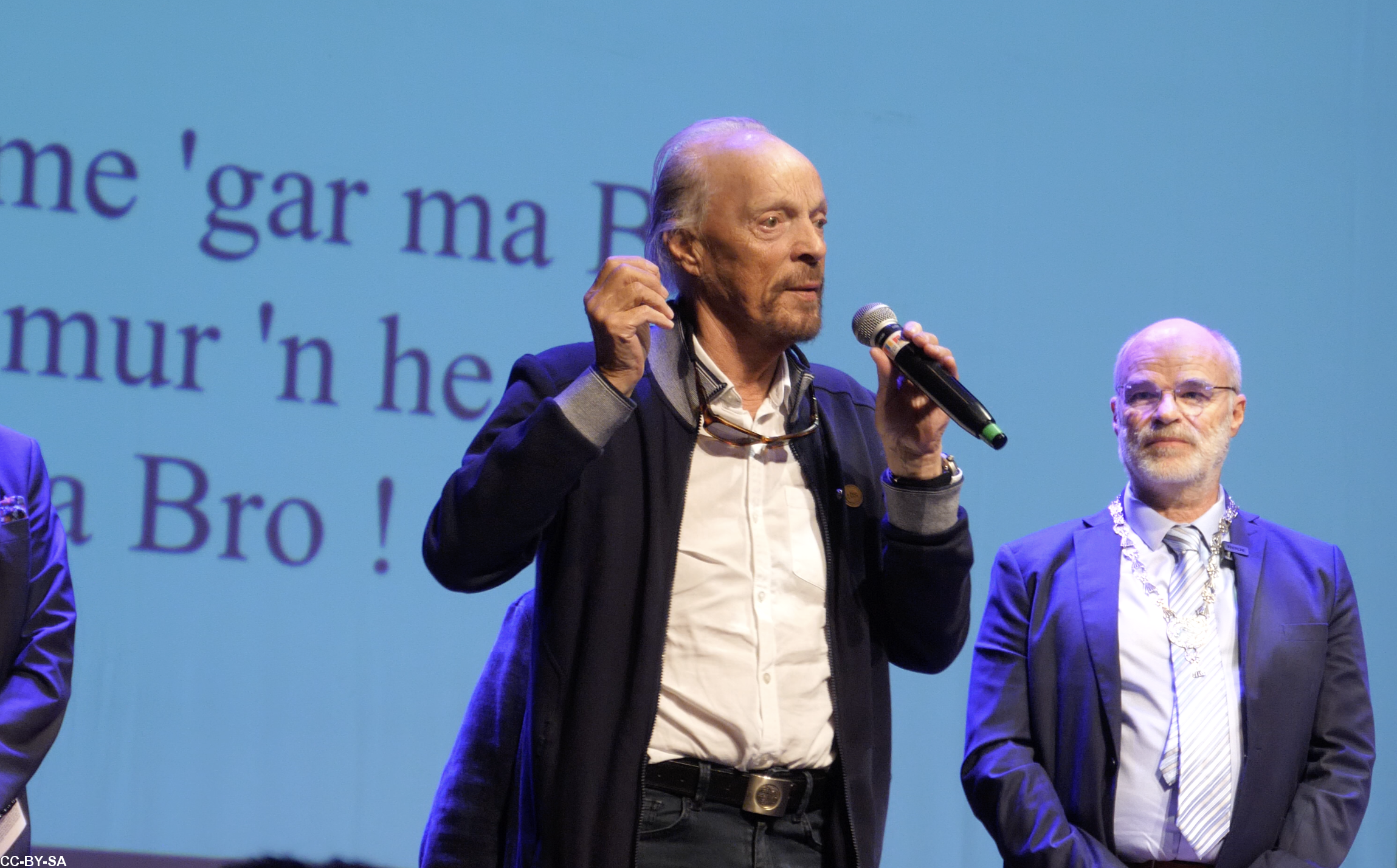 Alan Stivell entonne le Bro Gozh. Alan Stivell ne porte pas son collier comme les autres herminés présents ce jour là.  Pour ceux qui se sont posés la question, il s'agit d'un different avec le collège de l'Hermine qui a suivi le décès de Jean-Pierre Pichard en 2021, le premier directeur du Fil, sans avoir reçu le collier.