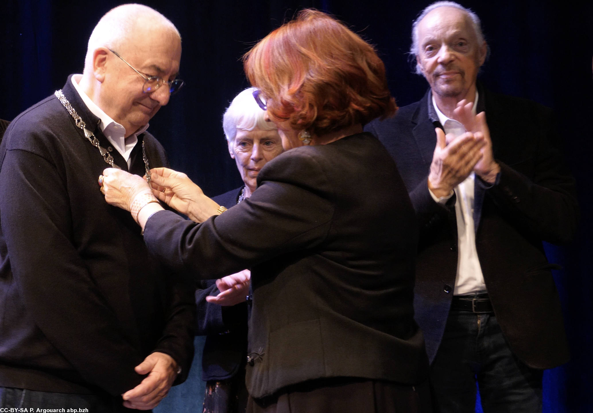 Léna Louarn, vice chancelière de l'ordre de l'Hermine remet le collier à Joel Cornette