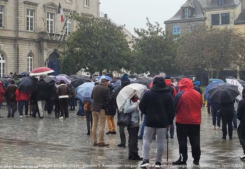 Dindan ar glav-puilh, o c'hortoz ar Vaerez. Sous la pluie dans l'attente de Mme la Maire.