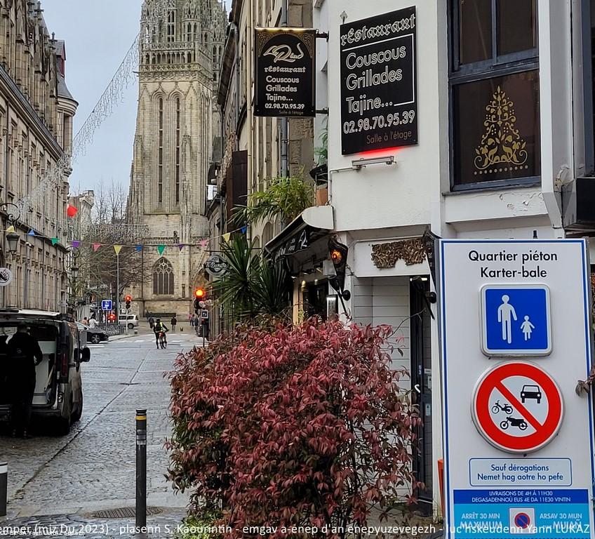 Kemper; ar c'hreiz-kêr (brezhoneg/galleg). Quimper, centre-ville. Pannonçeaux bilingues.