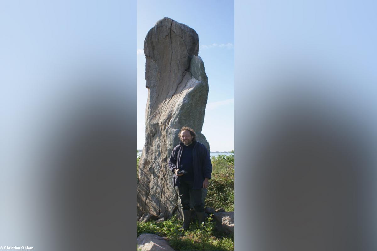 Christian Obeltz devant le Grand menhir de l'enceinte nord ; Er Lannic en Arzon