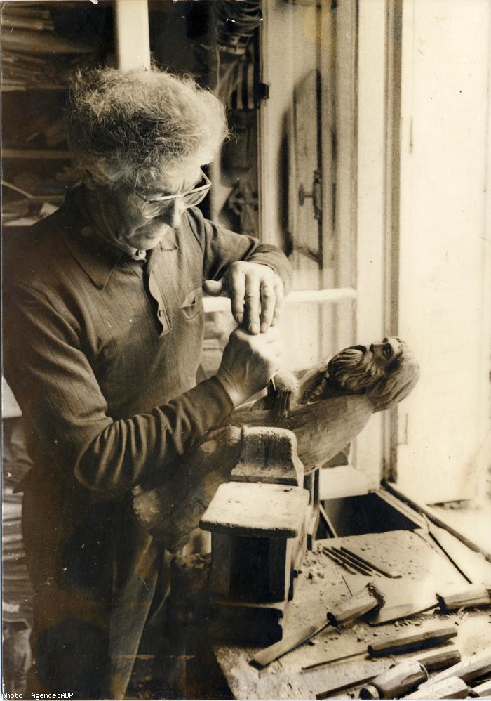 Le sculpteur Eugène Aulnette dans son atelier du Sel de Bgne (35)