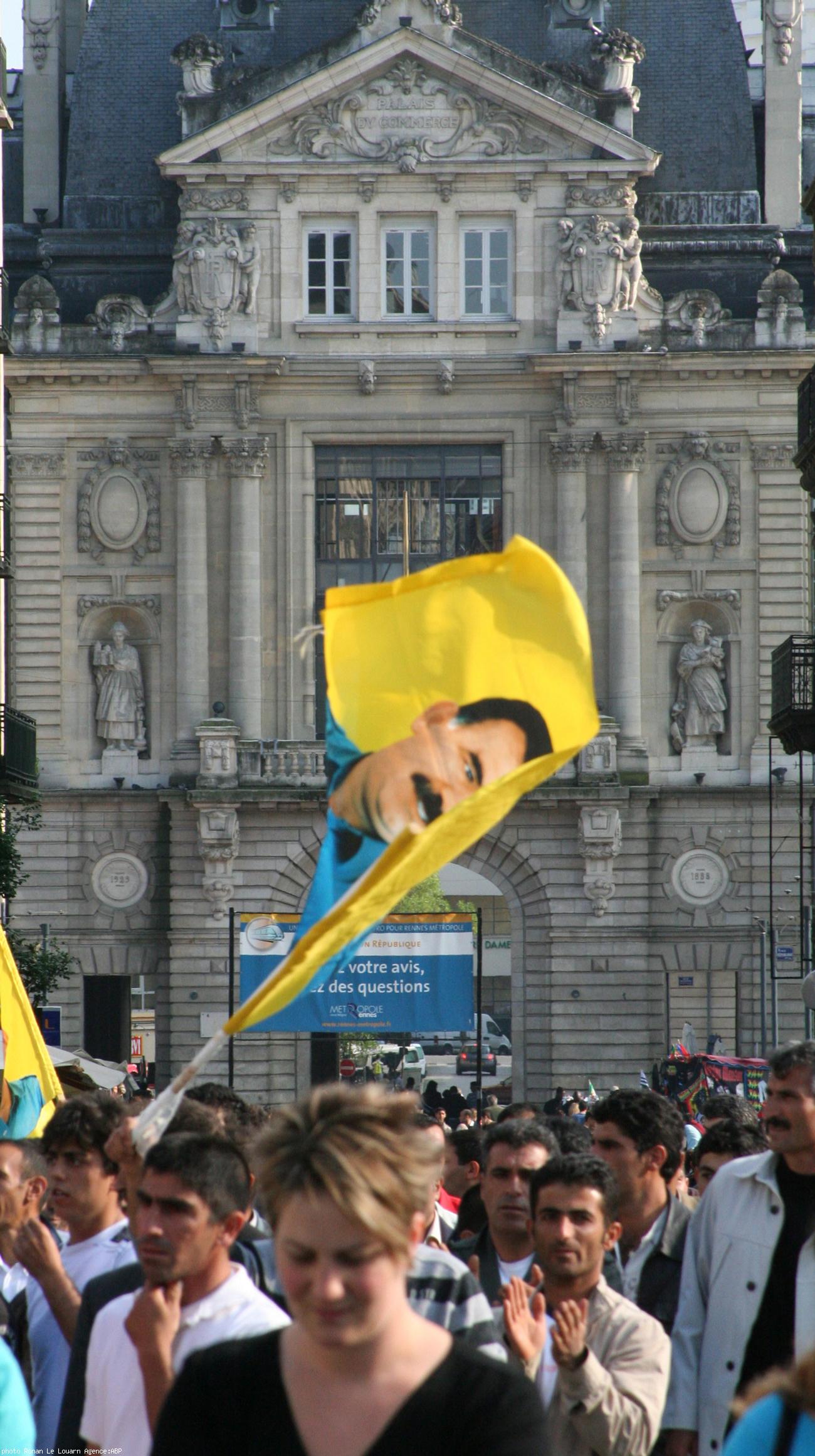 manifestation kurde à Rennes  samedi 5 mai en faveur d’Abdulhah ÖCALAN  emprisonné depuis le 15 février 1999 