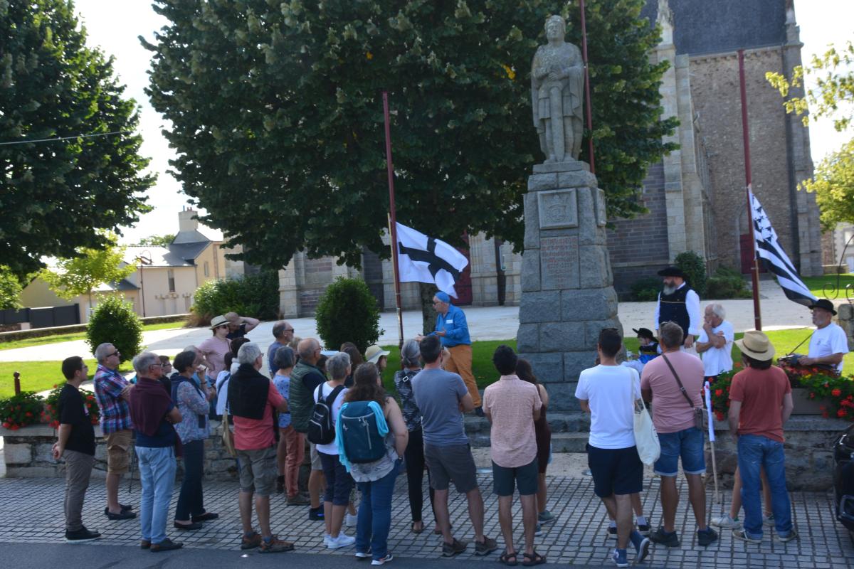 Statue de Nominoë à Bains-sur-Oust, avec le départ d'une  Balade' contée, été 2023