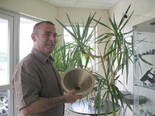 Patrick Carcouët avec un capteur d'ondes