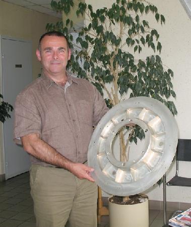 Patrick Carcouët avec un élément d'antenne de radar