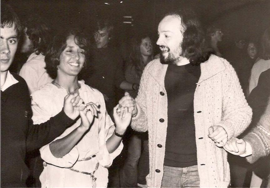 Joan Baez et Alan Stivell dansant la gavote en 1978 (photo Le Peuple breton de Yannick Quénéhervé)