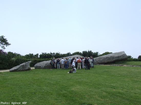 Les visiteurs auprès du «Grand menhir brisé».