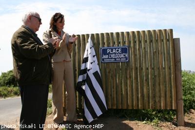 Inauguration de la Place Jean L'HELGOUAC'H (ici Yvonig GICQUEL avec l'une des filles de l'archéologue)