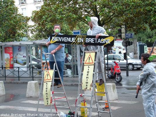 Décontaminateurs en action.