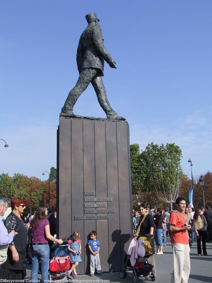 La statue du général de Gaulle à Paris.