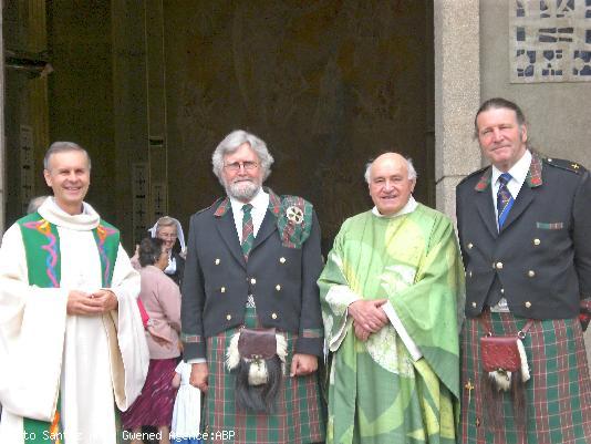 Les responsables gallois en compagnie du Père Gildas Keruel et du Père Meliau Guillaume.