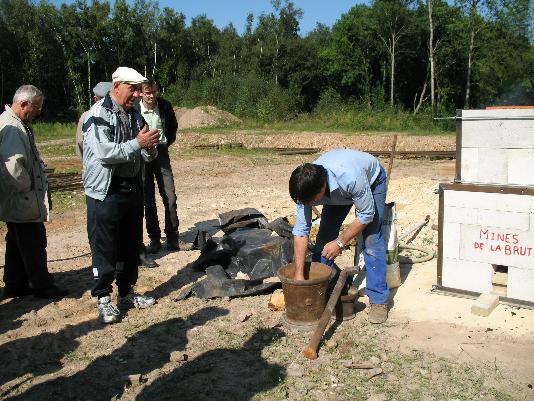 Pierre Lefeuvre concasse le minerai de fer qui alimentera le bas fourneau