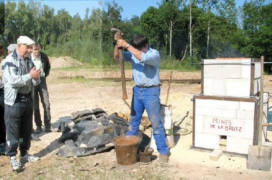 Pierre Lefeuvre concasse le minerai de fer qui alimentera le bas fourneau