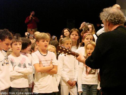 Gilles Servat en deus kanet e sonenn Bugaleaj nevez get ar vugale/Gilles a 
chanté sa chanson Bugaleaj nevez avec les enfants.