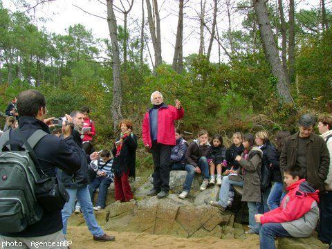 E-pad ar bourmenadenn e brezhoneg  get 80 skolajiad  kaset get Jean-Paul 
Rieux (kevredigezh Ar Vammenn - Lokoal-Mendon); pendant la randonnée 
en breton  avec 80 collégiens  animée par Jean-Paul Rieux (association Ar 
Vammenn de Locoal-Mendon).