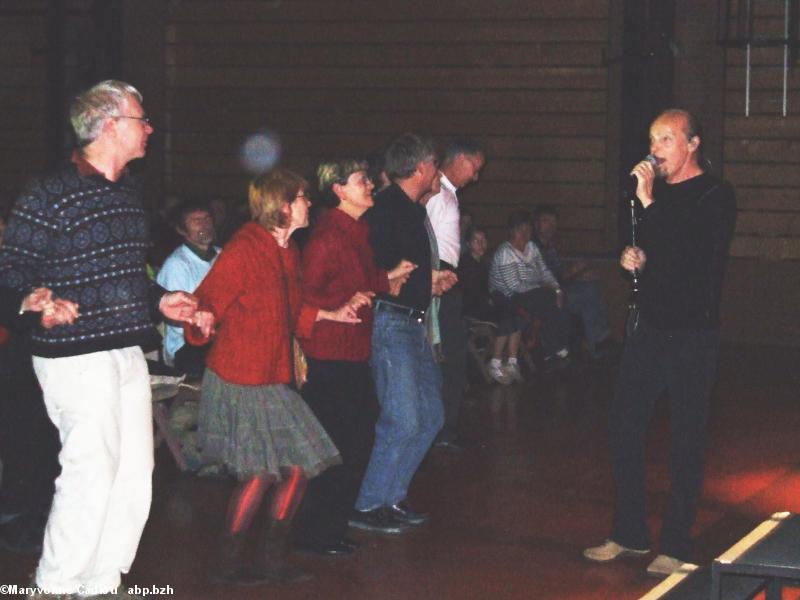 Alan adore descendre dans le public, pour danser ou chanter. Ici pour la Suite sud armoricaine.