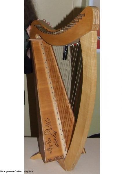 La harpe de Gabrielle dédicacée par Alan Stivell.