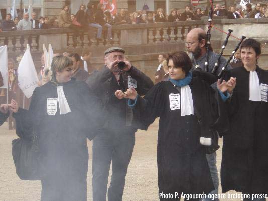 Des juristes dansent la gavotte autour d'un feu allumé avec des Codes Civils et des Codes du Commerce.