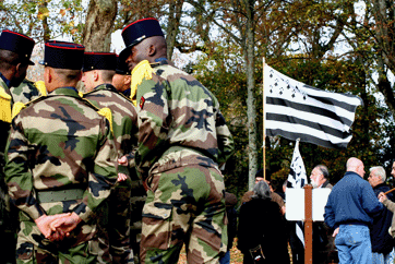 Alors que les membres de Bemdez attendent patiamment leurtour  un groupe de soldats du 3e RIMA vient les observer de près.