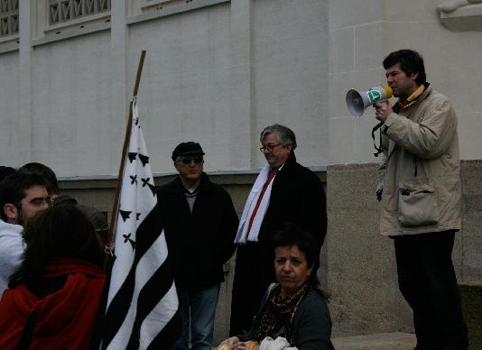 Émile Granville au mégaphone (ancien président Bretagne Réunie) ; Naig Le Gars (présidente du groupe UDB région B4).