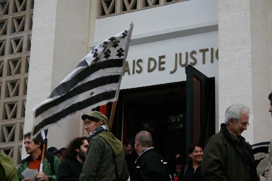 Devant le tribunal de Saint-Nazaire.