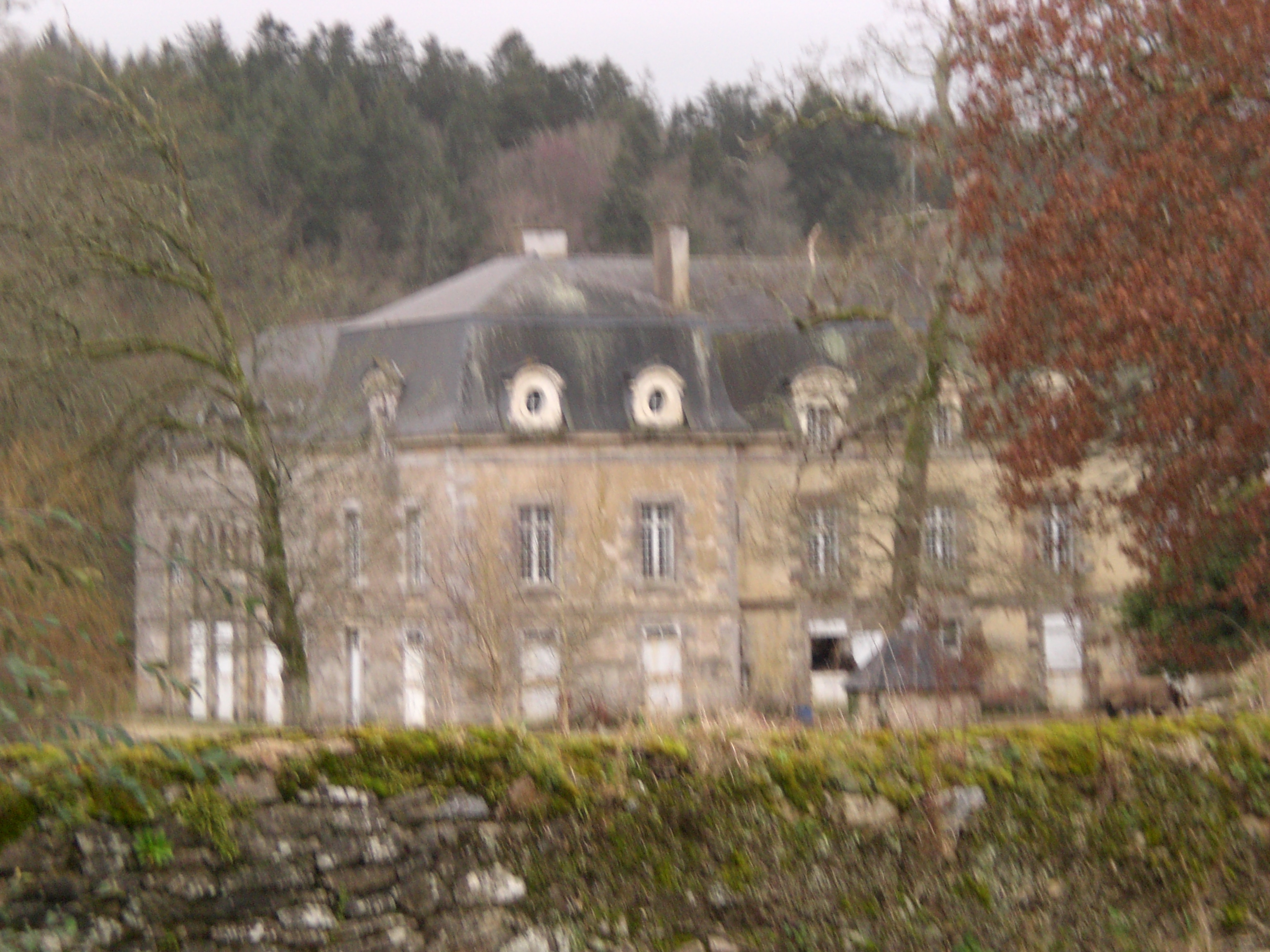 L'abbaye derrière ses murs