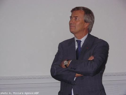  Vincent Bolloré a acueilli hier dans son manoir de l'Odet une centaine de journalistes d'employés et d'invités dont Jean-Yves Le Drian et Bernard Poignant et les dirigeants de Pininfarina.