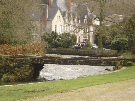  Le manoir famillial sur les rives de l'Odet.