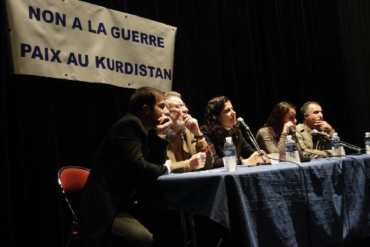 Mme Ayla Akat Ata  lors de sa conférence à Rennes  Maison duChamp de Mars