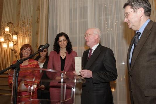 Mme Ayla Akat Ata entourée de M. Martial Gabillard  coneiller municipal et conseiller général  de M. Edmond Hervé  Maire de Rennes et de Mme Lena Louarn  Présidente de de l'Office de la Langue Bretonne