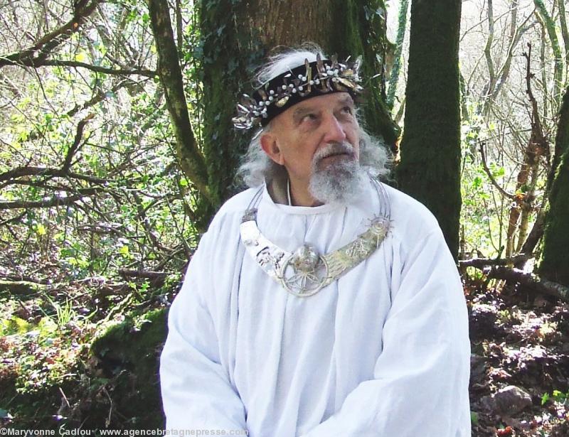 Le Grand Druide Gwenc'hlan Le Scouëzec à Brasparts pour la fête d'Imbolc près de la fontaine Sant Kaduan le 4 février 2007. Lors des <i>gorseddau</i> et des fêtes rituelles Gwenc'hlan Le Scouezec portait une couronne de gui et un collier en argent ciselé oeuvres de Dominique Lefebvre membre belge de la Gorsedd de Bretagne.